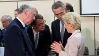 Fallon, Carter, Stoltenberg und Von der Leyen im Gespräch