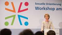 Von der Leyen spricht am Rednerpult beim Workshop Sexuelle Orientierung