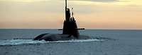 U-Boot Klasse 212 bei Dämmerung auf See