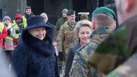 Von der Leyen und Grybauskaitė bei Begrüßungszeremonie
