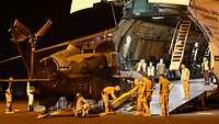 Soldaten entladen Kampfhubschrauber Typ Tiger aus Transportflugzeug Antonov