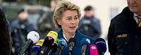 Von der Leyen steht vor Mikrofon Mikrofonen