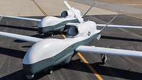 Zwei Drohnen Typ Triton der US Navy