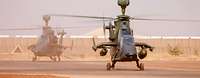 Zwei Kampfhubschrauber vom Typ Tiger stehen im Camp in Gao.