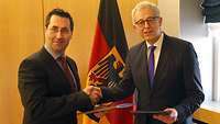Hoofe und Schneider geben sich die Hand
