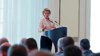 Von der Leyen spricht am Rednerpult