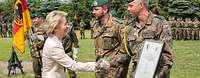 Von der Leyen gibt Soldaten die Hand