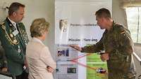 Soldat erklärt von der Leyen etwas