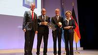 Gruppenbild: Landsberg, Gegenbauer, Friedl und Von der Leyen