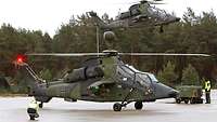 Zwei Hubschrauber Tiger am Landeplatz