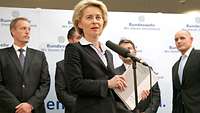 Von der Leyen mit Rüstungsgutachten