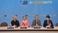 Hennis-Plasschaert, Von der Leyen, Closener und Eriksen Soreide sitzen nebeneinander