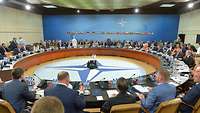 Teilnehmer im Konferenzsaal der Nato