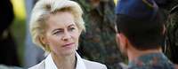 Von der Leyen im Gespräch mit einem Soldaten