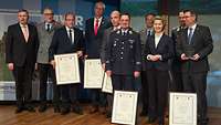 Gruppenbild: Von der Leyen mit Soldaten und Zivilisten