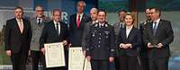 Gruppenbild: Von der Leyen mit Soldaten und Zivilisten