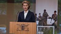 Von der Leyen am Rednerpult