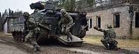 Soldat beim Absitzen vom Schützenpanzer Marder