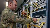 Soldat in Serverraum