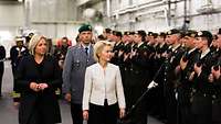 Von der Leyen und niederländische Amtkollegin schreiten die Ehrenfront ab.