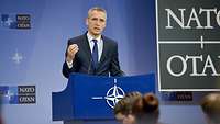 NATO Generalsekretär Stoltenberg am Rednerpult.