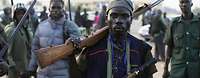 Bewaffnete nigerianische Männer