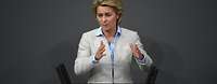 Ministerin von der Leyen spricht am Rednerpult im Bundestag