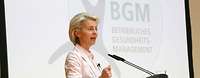Ministerin von der Leyen steht hinter dem Rednerpult.