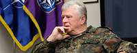 Wieker spricht mit Soldaten