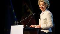 Ministerin von der Leyen spricht am Rednerpult