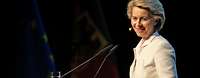 Ministerin von der Leyen spricht am Rednerpult