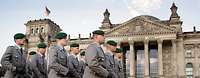 Soldaten marschieren vor Reichstag