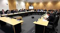 Menschen am Tisch