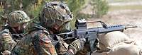 Soldat schießt mit G36