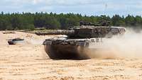 Kampfpanzer fährt im Gelände