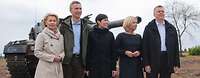 Von der Leyen, Stoltenberg, Søreide, Hennis-Plasschaert und Siemoniak stehen vor einem Panzer
