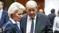 Von der Leyen und ihr französischer Amtskollege Le Drian im Gespräch