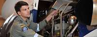 Soldat bei technischer Arbeit an Hubschrauber