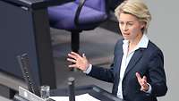 Von der Leyen spricht am Rednerpult im Bundestag