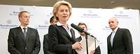 Von der Leyen mit Bericht in der Hand