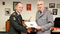 Kneip und Laan geben sich die Hand