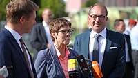 Annegret Kramp-Karrenbauer beim Pressestatement.