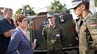 Kamp-Karrenbauer im Gespräch mit Soldaten
