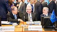 Ban Ki-moon im Gespräch bei der Afghanistan-Konferenz in Brüssel