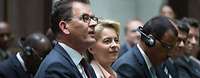 Ministerin von der Leyen und Gerd Müller bei einer Konferenz sitzend