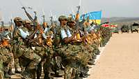 Die EasternAfrikanische Soldaten der Africa Standby Force marschieren