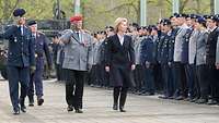 Generalleutnant Leinhos, Generalinspekteur Wieker und Ministerin von der Leyen beim Abschreiten der Front