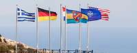 Die Flaggen von Griechenland, Deutschland, Frankreich, NAMFI, Amerika und der NATO wehen am Fahnenmast