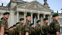 Bundeswehrsoldaten vor dem Reichstagsgebäude