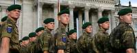 Bundeswehrsoldaten vor dem Reichstagsgebäude